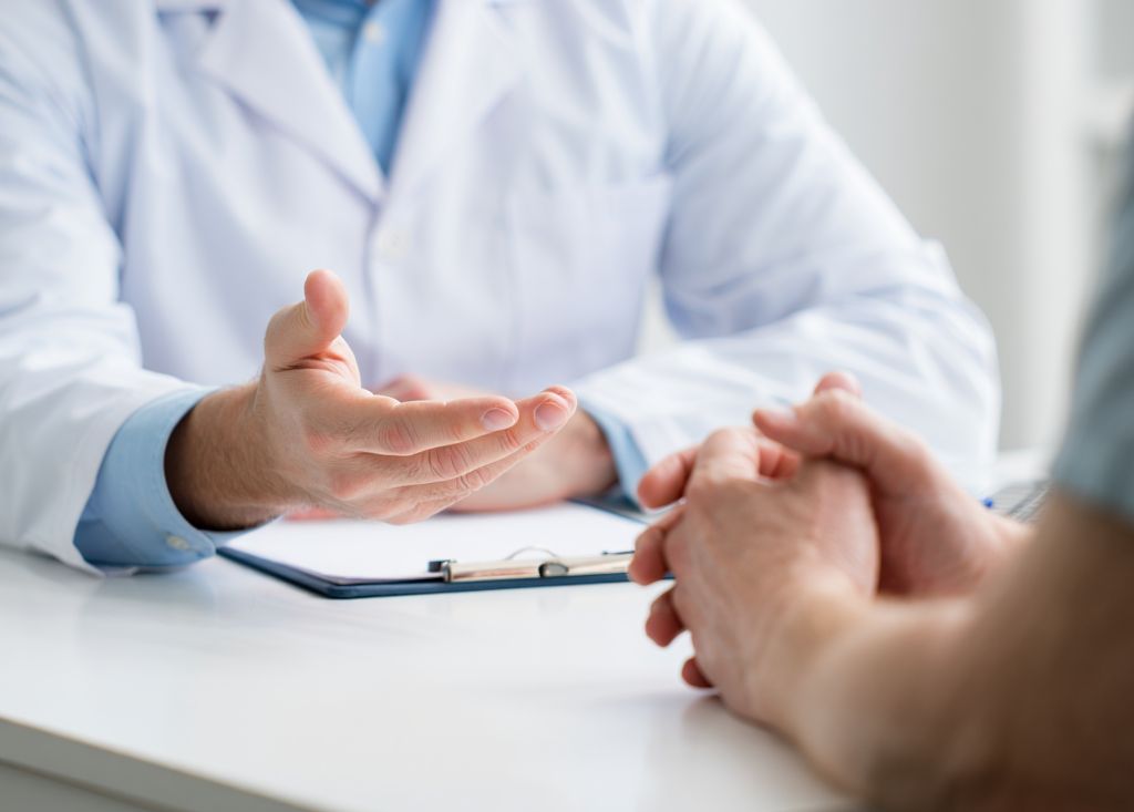 Врач консультирует пациента